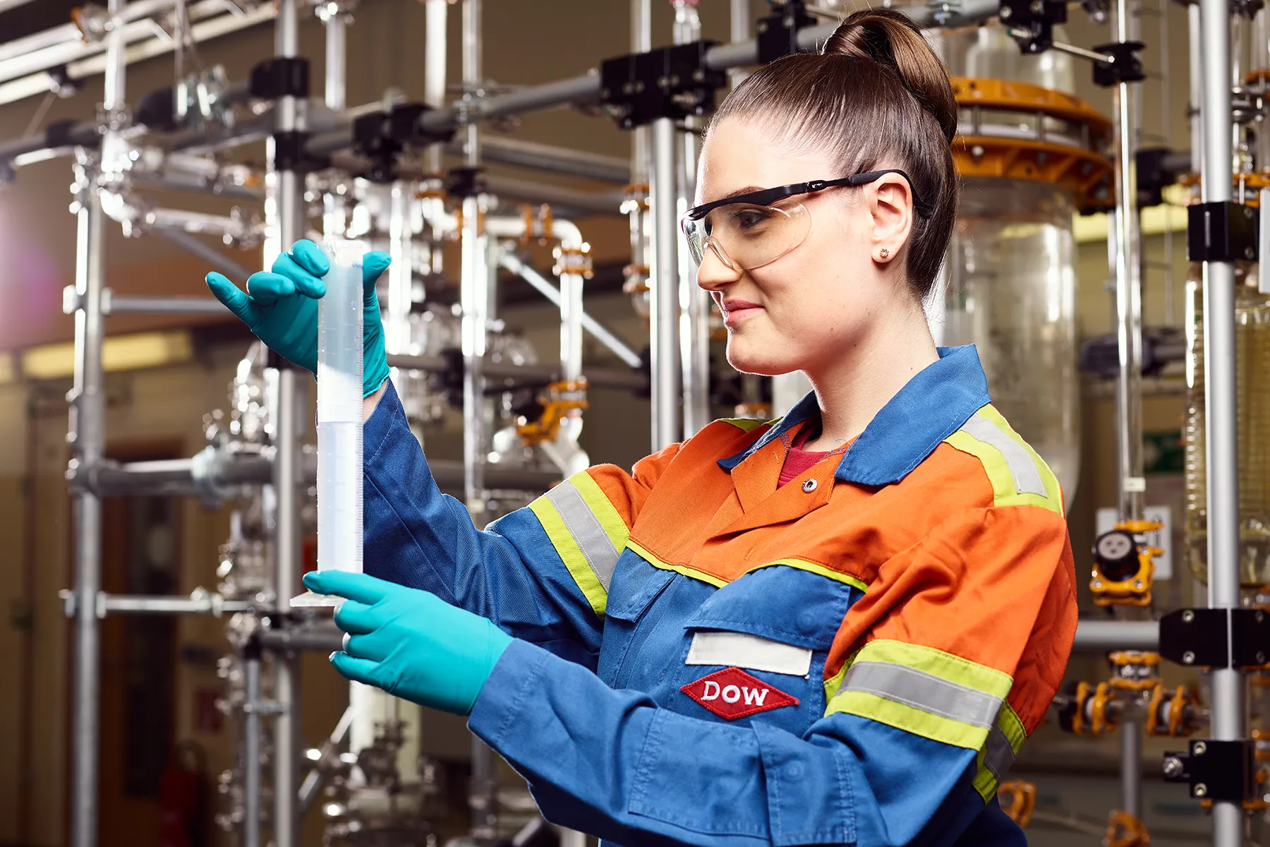 Auszubildende Mitarbeiterin im Industriebetrieb mit Schutzkleidung – Recruitingfotografie für Unternehmen