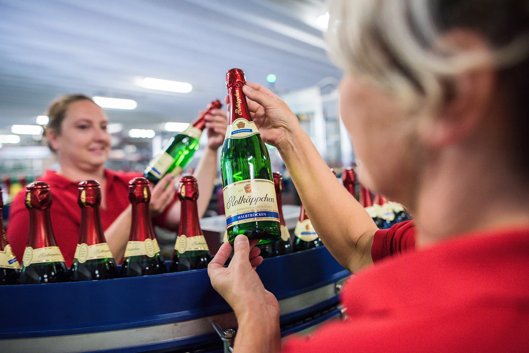 Mitarbeiterinnen an einer Abfüllanlage – Unternehmensreportage in der Produktion